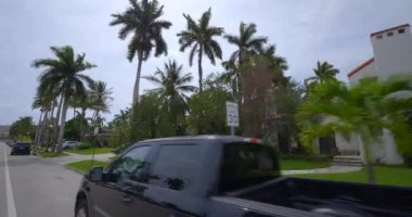 Hollywood Lakes FL USA 'deki evler 2021 gayrimenkul balonunda listelendikleri gün sözleşmeye tabi tutuluyor.