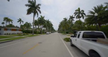 Harrison Caddesi Hollywood Göl Evleri 2021 'de Güney Florida' da satılık.