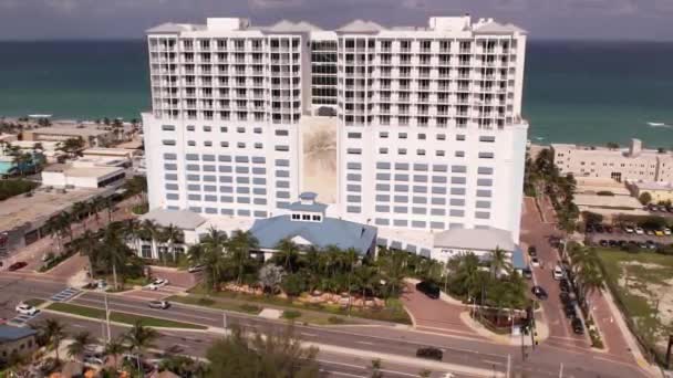 Aerial Pull Out Shot Margaritaville Hollywood Florida Beach Resort — Stock Video