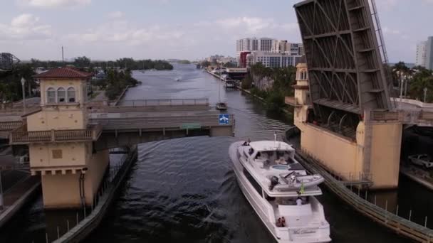 Hava Aracı Izleme Yatı Asma Köprü Nin Altından Geçiyor — Stok video
