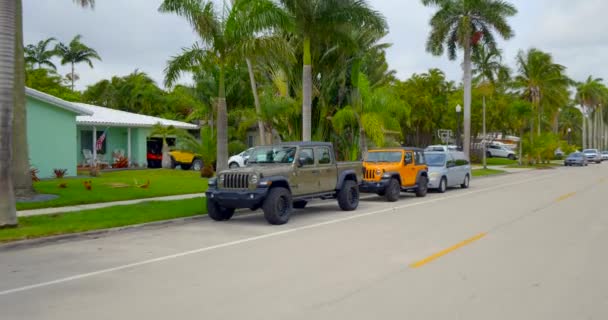 Jeep Οικογένεια Wranglers Στο Σπίτι Δρόμο — Αρχείο Βίντεο