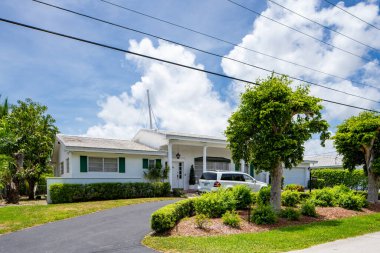 MIAMI, FL, ABD - 29 Nisan 2021: Miami Florida USA 'nın doğu kıyısındaki tek kişilik aile evleri serisi
