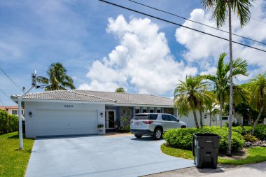 MIAMI, FL, ABD - 29 Nisan 2021: Miami Florida USA 'nın doğu kıyısındaki tek kişilik aile evleri serisi