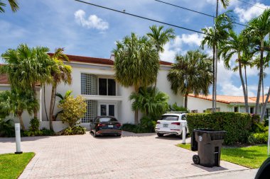 MIAMI, FL, ABD - 29 Nisan 2021: Miami Florida USA 'nın doğu kıyısındaki tek kişilik aile evleri serisi