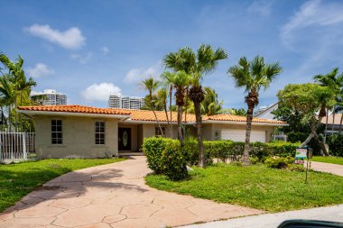 MIAMI, FL, ABD - 29 Nisan 2021: Miami Florida USA 'nın doğu kıyısındaki tek kişilik aile evleri serisi