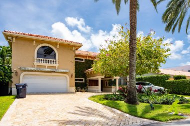 MIAMI, FL, ABD - 29 Nisan 2021: Miami Florida USA 'nın doğu kıyısındaki tek kişilik aile evleri serisi