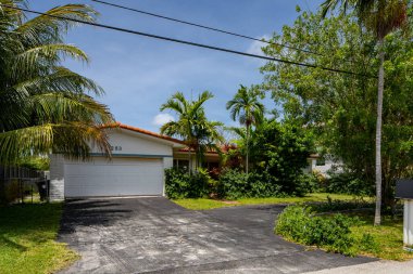 MIAMI, FL, ABD - 29 Nisan 2021: Miami Florida USA 'nın doğu kıyısındaki tek kişilik aile evleri serisi