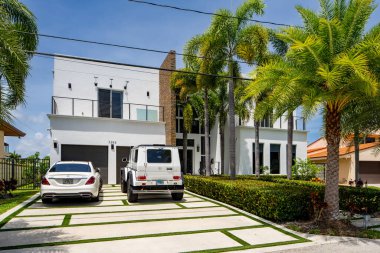 MIAMI, FL, ABD - 29 Nisan 2021: Miami Florida USA 'nın doğu kıyısındaki tek kişilik aile evleri serisi