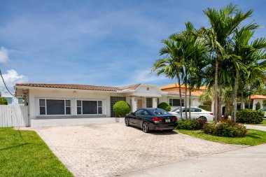 MIAMI, FL, ABD - 29 Nisan 2021: Miami Florida USA 'nın doğu kıyısındaki tek kişilik aile evleri serisi