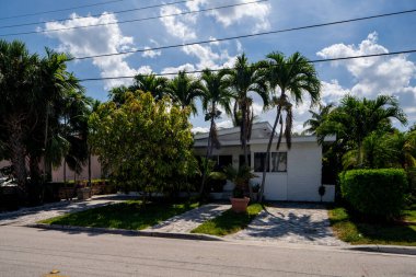 Surfside Miami, FL, ABD - 1 Mayıs 2021: Surfside 'da Miami Dade County' nin bir alt bölümü olan bekar aile evleri serisi