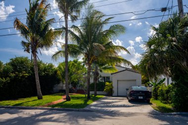 Surfside Miami, FL, ABD - 1 Mayıs 2021: Surfside 'da Miami Dade County' nin bir alt bölümü olan bekar aile evleri serisi