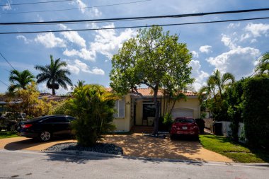 Surfside Miami, FL, ABD - 1 Mayıs 2021: Surfside 'da Miami Dade County' nin bir alt bölümü olan bekar aile evleri serisi