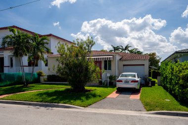 Surfside Miami, FL, ABD - 1 Mayıs 2021: Surfside 'da Miami Dade County' nin bir alt bölümü olan bekar aile evleri serisi