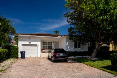 Surfside Miami, FL, ABD - 1 Mayıs 2021: Surfside 'da Miami Dade County' nin bir alt bölümü olan bekar aile evleri serisi