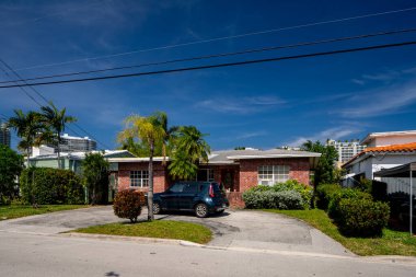 Surfside Miami, FL, ABD - 1 Mayıs 2021: Surfside 'da Miami Dade County' nin bir alt bölümü olan bekar aile evleri serisi