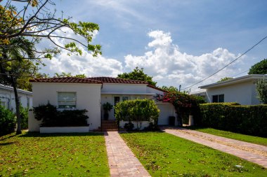 Surfside Miami, FL, ABD - 1 Mayıs 2021: Surfside 'da Miami Dade County' nin bir alt bölümü olan bekar aile evleri serisi