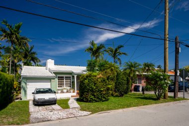 Surfside Miami, FL, ABD - 1 Mayıs 2021: Surfside 'da Miami Dade County' nin bir alt bölümü olan bekar aile evleri serisi