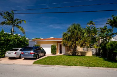 Surfside Miami, FL, ABD - 1 Mayıs 2021: Surfside 'da Miami Dade County' nin bir alt bölümü olan bekar aile evleri serisi