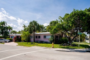 Surfside Miami, FL, ABD - 1 Mayıs 2021: Surfside 'da Miami Dade County' nin bir alt bölümü olan bekar aile evleri serisi