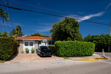 Surfside Miami, FL, ABD - 1 Mayıs 2021: Surfside 'da Miami Dade County' nin bir alt bölümü olan bekar aile evleri serisi