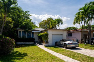 Surfside Miami, FL, ABD - 1 Mayıs 2021: Surfside 'da Miami Dade County' nin bir alt bölümü olan bekar aile evleri serisi