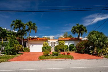 Surfside Miami, FL, ABD - 1 Mayıs 2021: Surfside 'da Miami Dade County' nin bir alt bölümü olan bekar aile evleri serisi