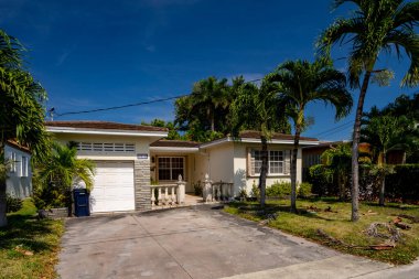 Surfside Miami, FL, ABD - 1 Mayıs 2021: Surfside 'da Miami Dade County' nin bir alt bölümü olan bekar aile evleri serisi