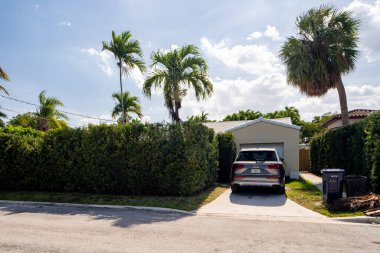 Surfside Miami, FL, ABD - 1 Mayıs 2021: Surfside 'da Miami Dade County' nin bir alt bölümü olan bekar aile evleri serisi