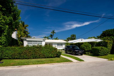 Surfside Miami, FL, ABD - 1 Mayıs 2021: Surfside 'da Miami Dade County' nin bir alt bölümü olan bekar aile evleri serisi