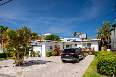 Surfside Miami, FL, ABD - 1 Mayıs 2021: Surfside 'da Miami Dade County' nin bir alt bölümü olan bekar aile evleri serisi