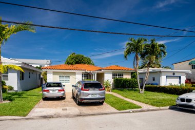 Surfside Miami, FL, ABD - 1 Mayıs 2021: Surfside 'da Miami Dade County' nin bir alt bölümü olan bekar aile evleri serisi