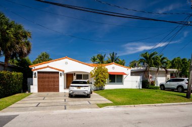 Surfside Miami, FL, ABD - 1 Mayıs 2021: Surfside 'da Miami Dade County' nin bir alt bölümü olan bekar aile evleri serisi