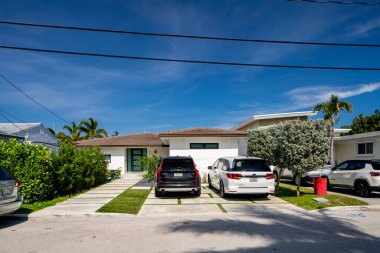 Surfside Miami, FL, ABD - 1 Mayıs 2021: Surfside 'da Miami Dade County' nin bir alt bölümü olan bekar aile evleri serisi