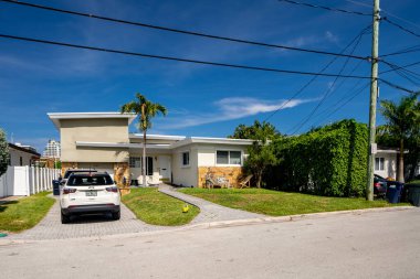 Surfside Miami, FL, ABD - 1 Mayıs 2021: Surfside 'da Miami Dade County' nin bir alt bölümü olan bekar aile evleri serisi