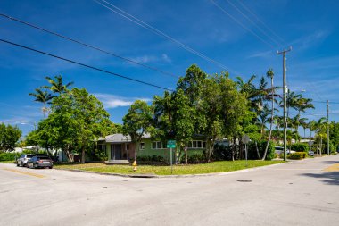 Surfside Miami, FL, ABD - 1 Mayıs 2021: Surfside 'da Miami Dade County' nin bir alt bölümü olan bekar aile evleri serisi