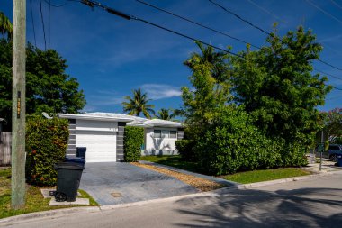 Surfside Miami, FL, ABD - 1 Mayıs 2021: Surfside 'da Miami Dade County' nin bir alt bölümü olan bekar aile evleri serisi