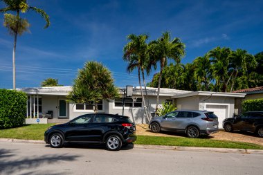 Surfside Miami, FL, ABD - 1 Mayıs 2021: Surfside 'da Miami Dade County' nin bir alt bölümü olan bekar aile evleri serisi