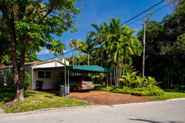 Surfside Miami, FL, ABD - 1 Mayıs 2021: Surfside 'da Miami Dade County' nin bir alt bölümü olan bekar aile evleri serisi