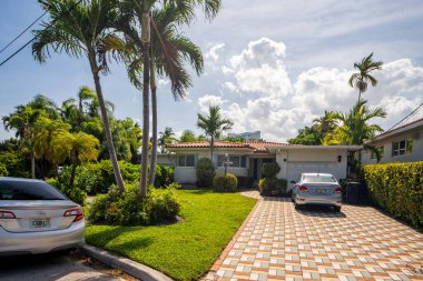 Surfside Miami, FL, ABD - 1 Mayıs 2021: Surfside 'da Miami Dade County' nin bir alt bölümü olan bekar aile evleri serisi