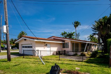 Surfside Miami, FL, ABD - 1 Mayıs 2021: Surfside 'da Miami Dade County' nin bir alt bölümü olan bekar aile evleri serisi