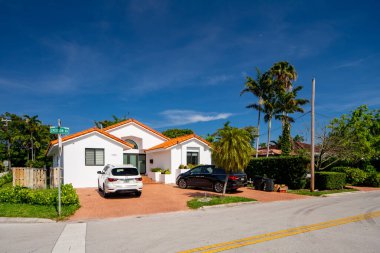 Surfside Miami, FL, ABD - 1 Mayıs 2021: Surfside 'da Miami Dade County' nin bir alt bölümü olan bekar aile evleri serisi