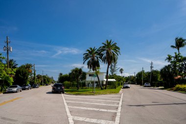 Surfside Miami, FL, ABD - 1 Mayıs 2021: Surfside 'da Miami Dade County' nin bir alt bölümü olan bekar aile evleri serisi