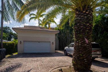 Surfside Miami, FL, ABD - 1 Mayıs 2021: Surfside 'da Miami Dade County' nin bir alt bölümü olan bekar aile evleri serisi