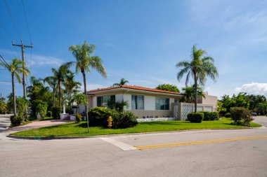 Surfside Miami, FL, ABD - 1 Mayıs 2021: Surfside 'da Miami Dade County' nin bir alt bölümü olan bekar aile evleri serisi