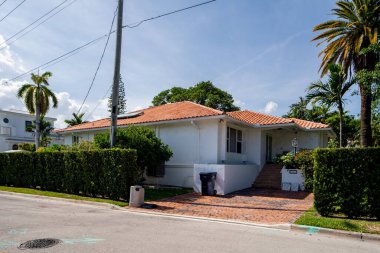 Surfside Miami, FL, ABD - 1 Mayıs 2021: Surfside 'da Miami Dade County' nin bir alt bölümü olan bekar aile evleri serisi