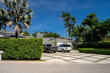 Surfside Miami, FL, ABD - 1 Mayıs 2021: Surfside 'da Miami Dade County' nin bir alt bölümü olan bekar aile evleri serisi