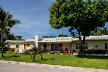 Surfside Miami, FL, ABD - 1 Mayıs 2021: Surfside 'da Miami Dade County' nin bir alt bölümü olan bekar aile evleri serisi