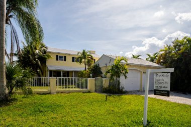 Surfside Miami, FL, ABD - 1 Mayıs 2021: Surfside 'da Miami Dade County' nin bir alt bölümü olan bekar aile evleri serisi