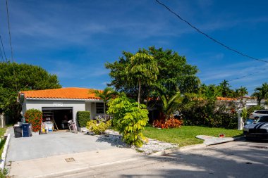 Surfside Miami, FL, ABD - 1 Mayıs 2021: Surfside 'da Miami Dade County' nin bir alt bölümü olan bekar aile evleri serisi