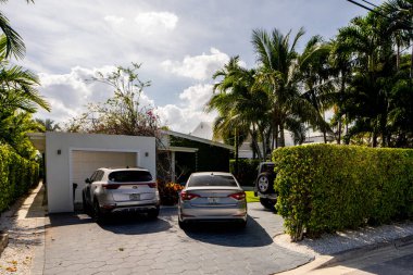 Surfside Miami, FL, ABD - 1 Mayıs 2021: Surfside 'da Miami Dade County' nin bir alt bölümü olan bekar aile evleri serisi